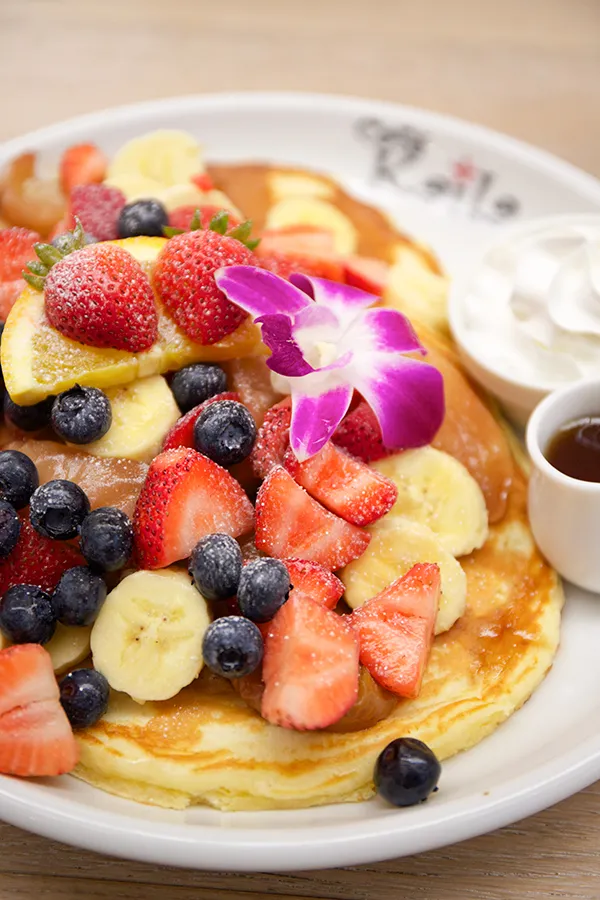 Cafe Kailaのパンケーキ（トッピング全部のせ）。