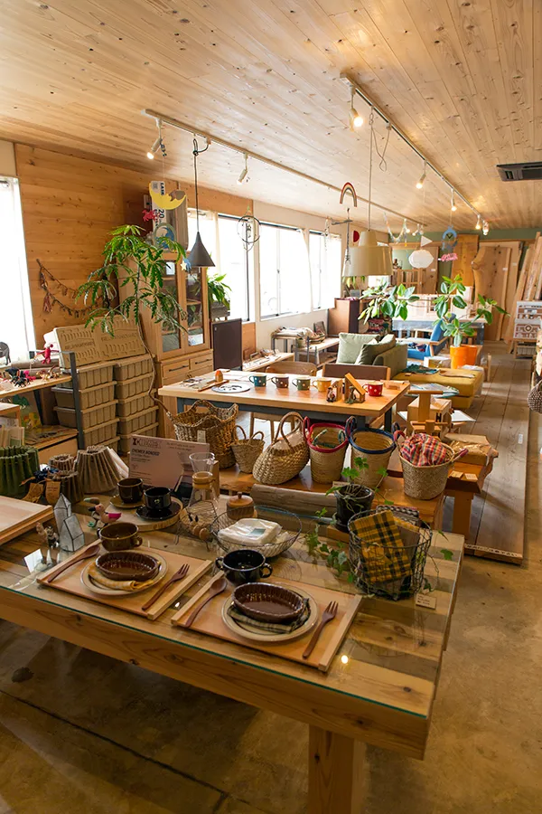 木の香りがステキなカフェ＆インテリアショップ Brook