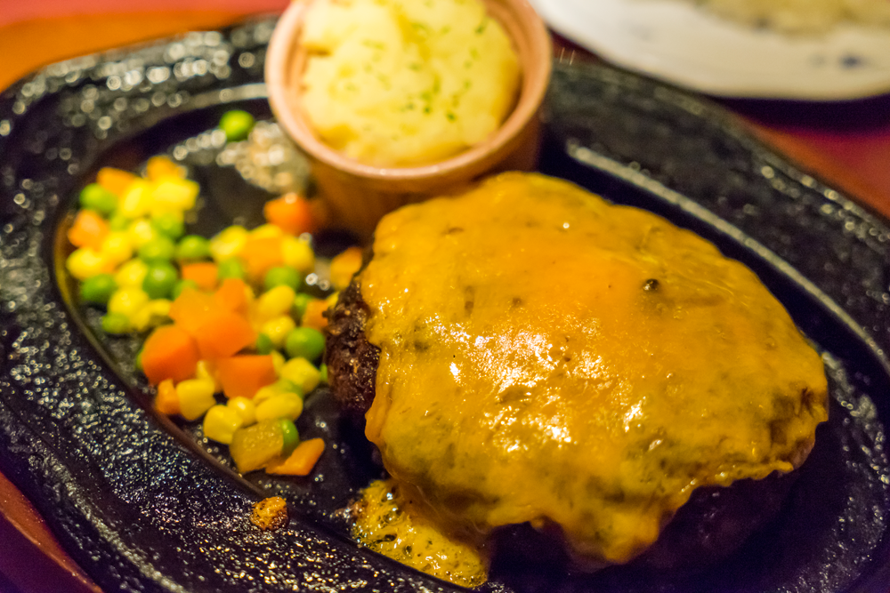 沖縄県 北中城村・「パブラウンジ エメラルド」で（節分に）ハンバーグ