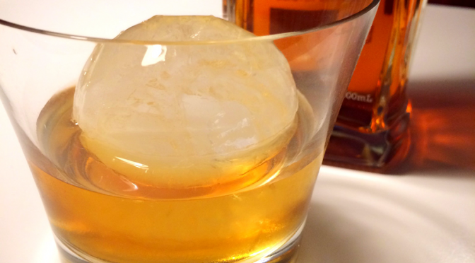 真ん丸氷でウイスキーを。