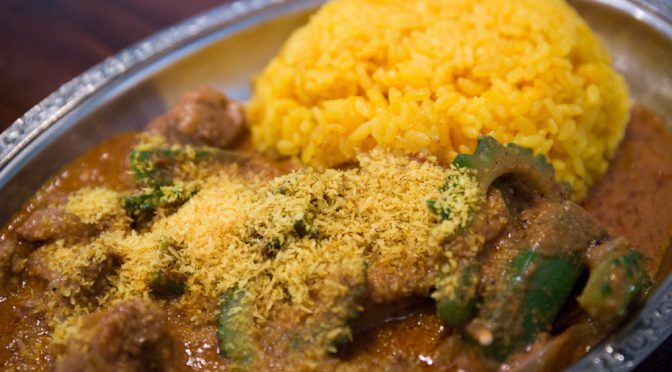 那覇市・ゴカルナの今月のカレーは夏野菜とラムのビンダルー