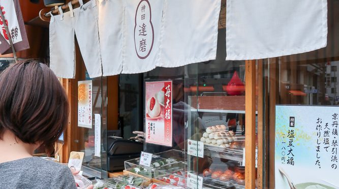東京都・神保町の味のある喫茶店「さぼうる」でミルクセーキ〜「神田 達磨」のたい焼き。