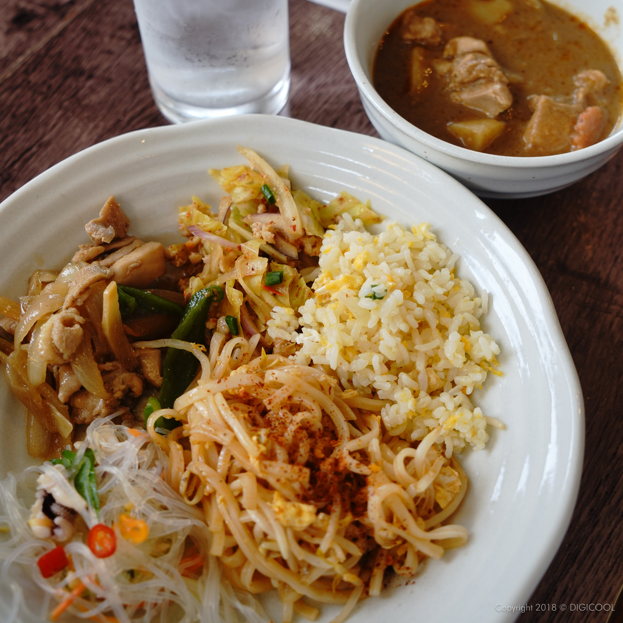 北谷町・オシャレカフェ「ThaiCoon（タイクーン）」でタイ料理ビュッフェを食べてきました。