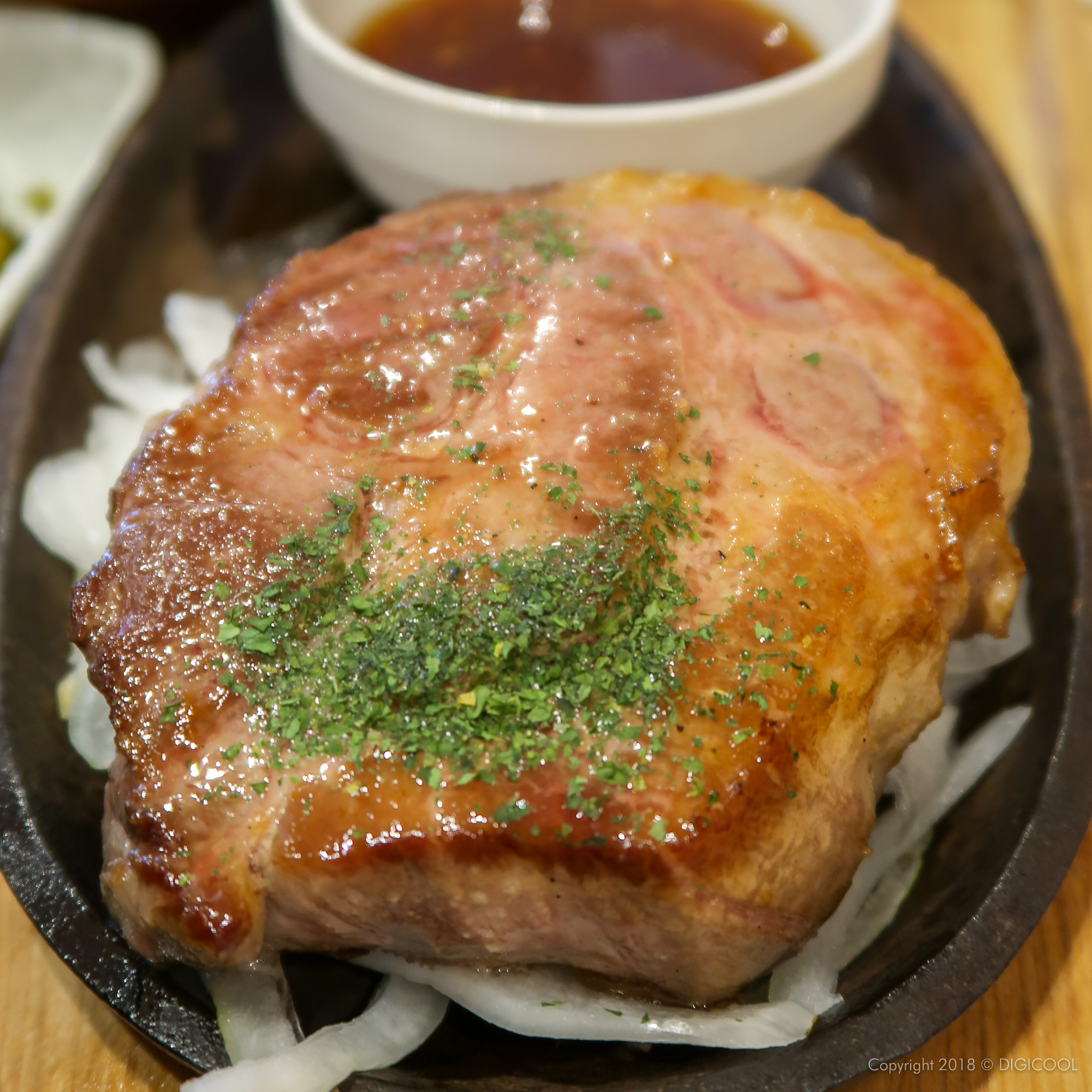 沖縄市・鳥玉の次は豚肉だった。泡瀬の「豚肉食堂」で分厚いローストポークステーキを食べてきました。