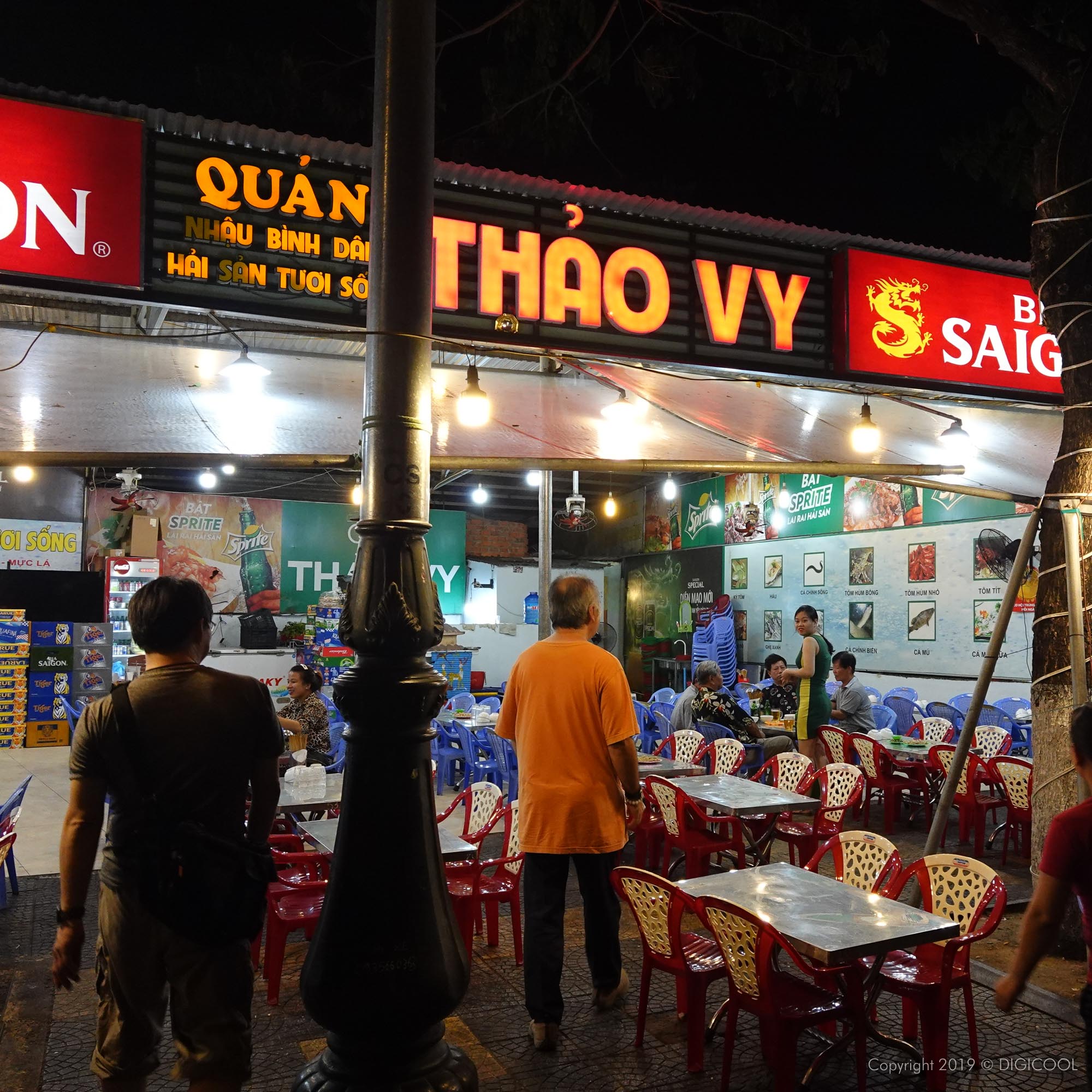 ベトナム ダナン・ドラゴン橋の近くのナイトマーケットは･･･近くの「Thảo Vy」で晩ごはん。