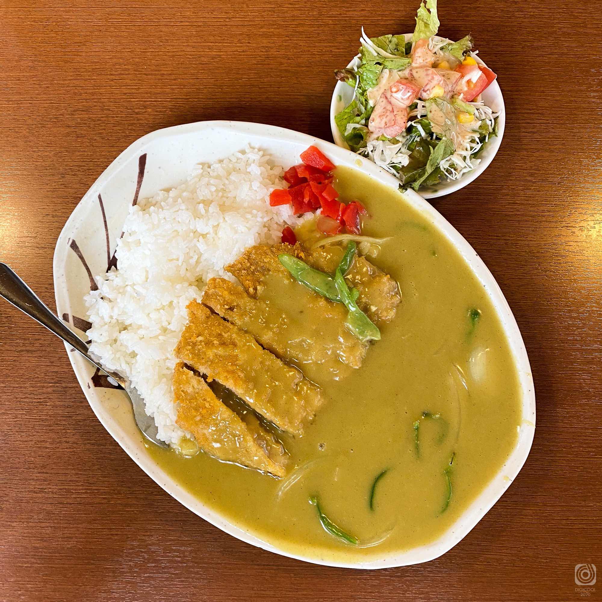 沖縄市・「オークレストラン」で久々に昔ながらの黄色いカツカレー食べてきたよ。