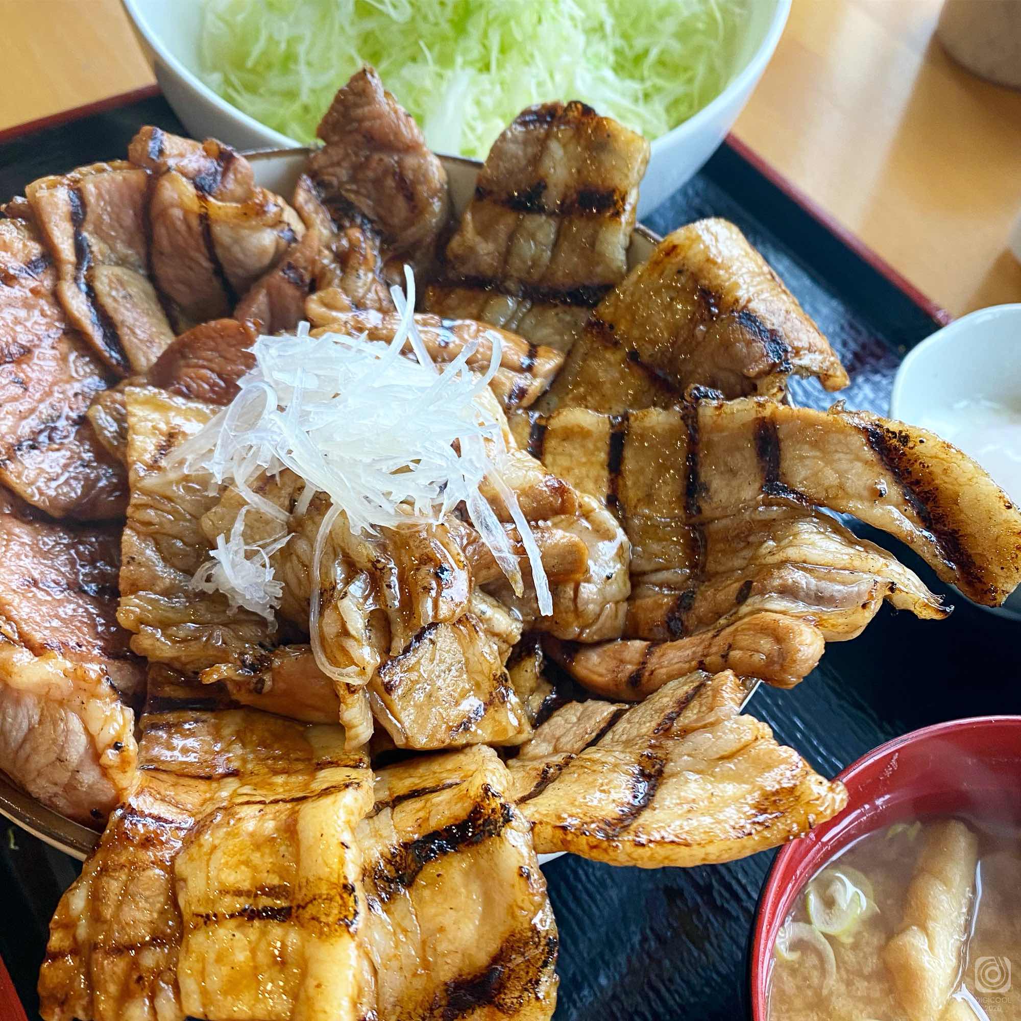 沖縄市・豚丼とジンギスカンの店「とんたん」で豚肉がはみ出る豚丼を食べてきた！