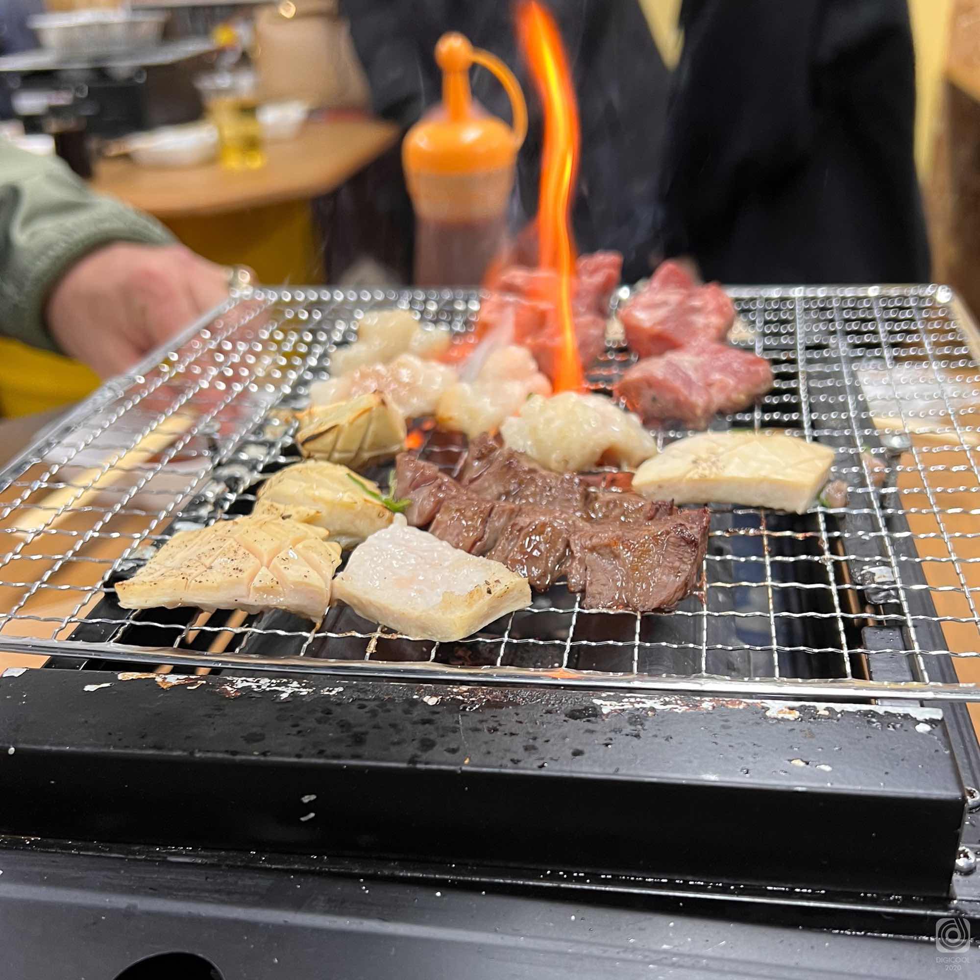 大阪府 大阪市・西成のワンコインでドラム缶焼肉が食べられる「牛魔王」が楽しい！