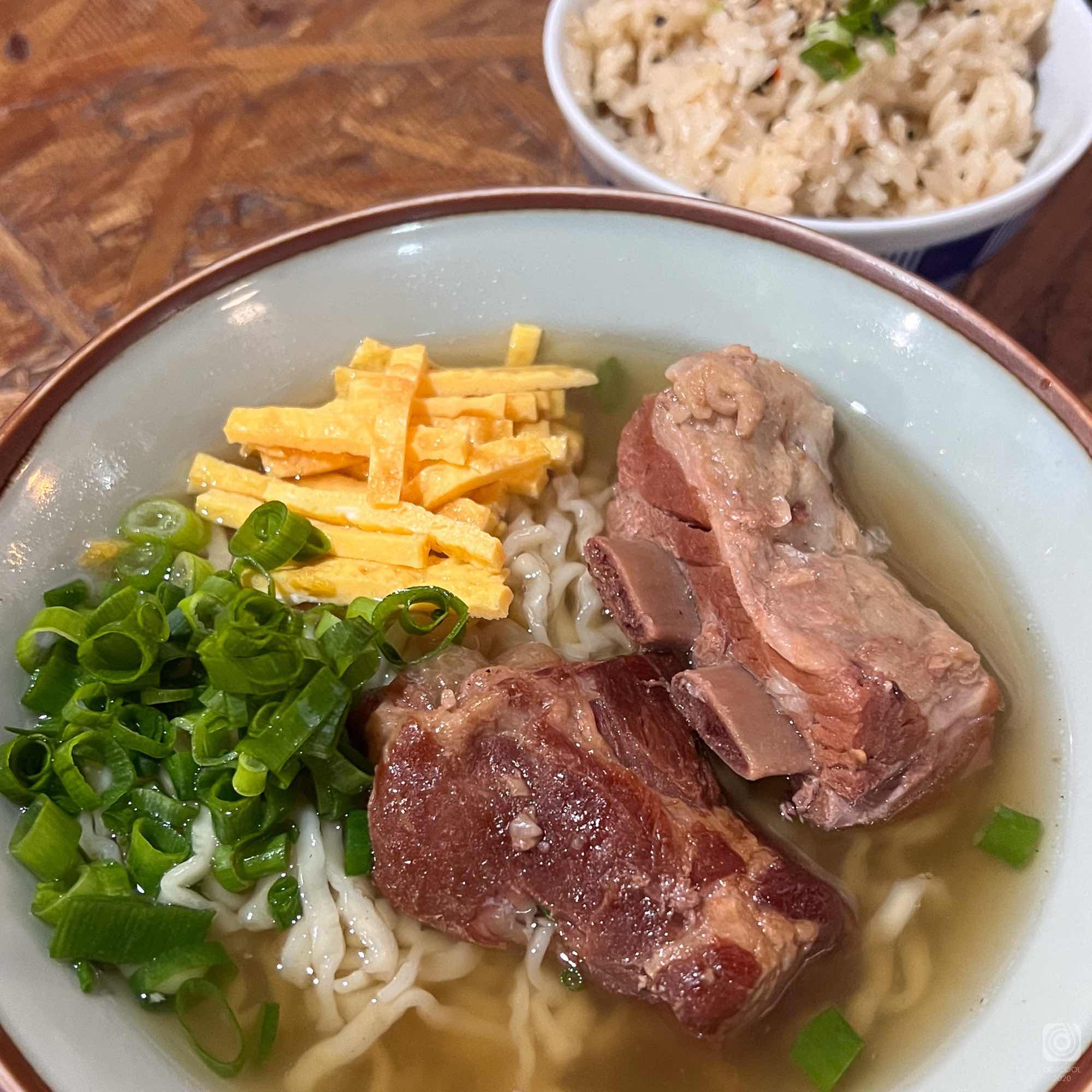 北谷町・見晴らしのいい「謝苅そば」で生麺の沖縄そばを食べよう。