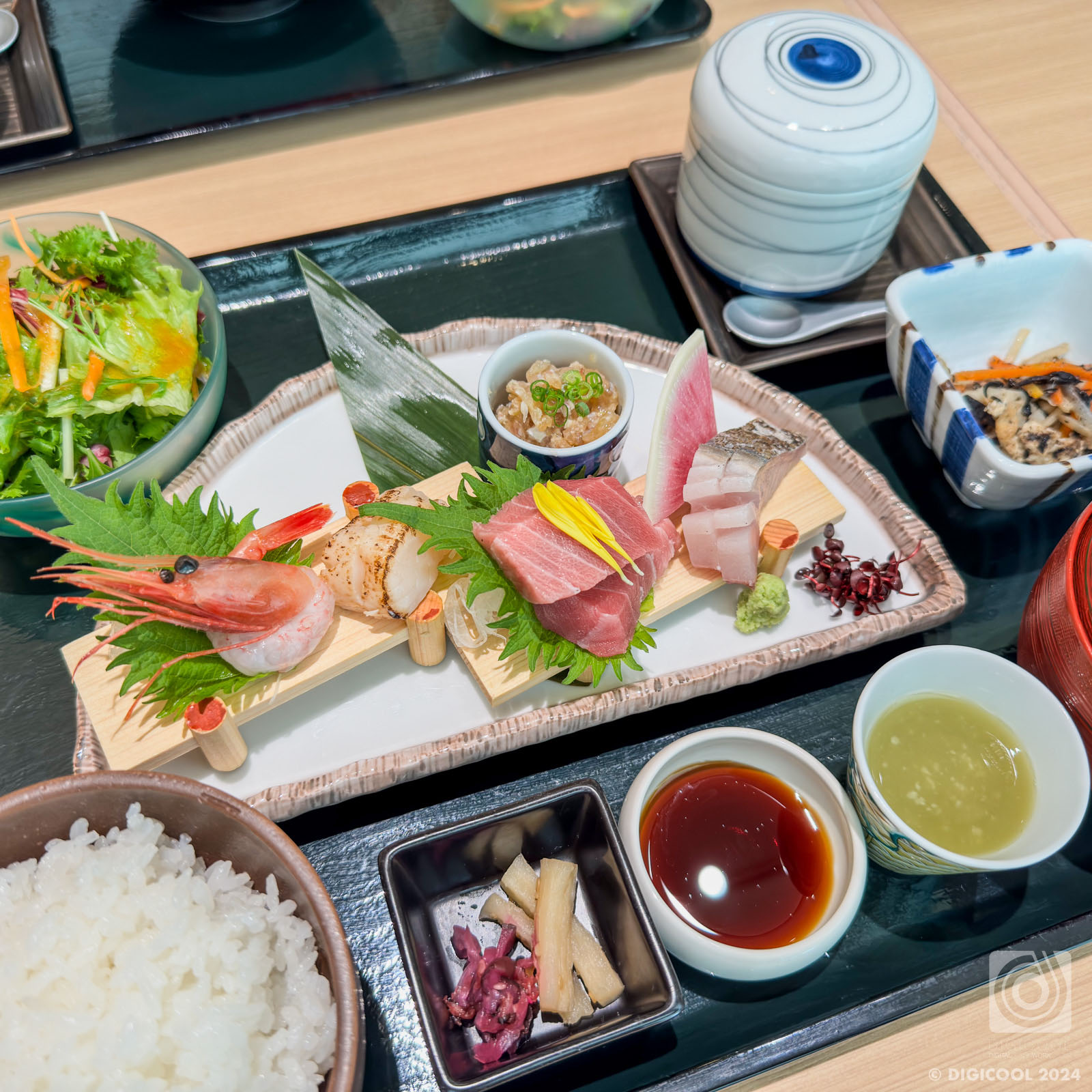 東京都 千代田区・新鮮な魚ランチが楽しめる「和食日和 おさけと」は夜に日本酒といっしょに楽しみたいぞ。