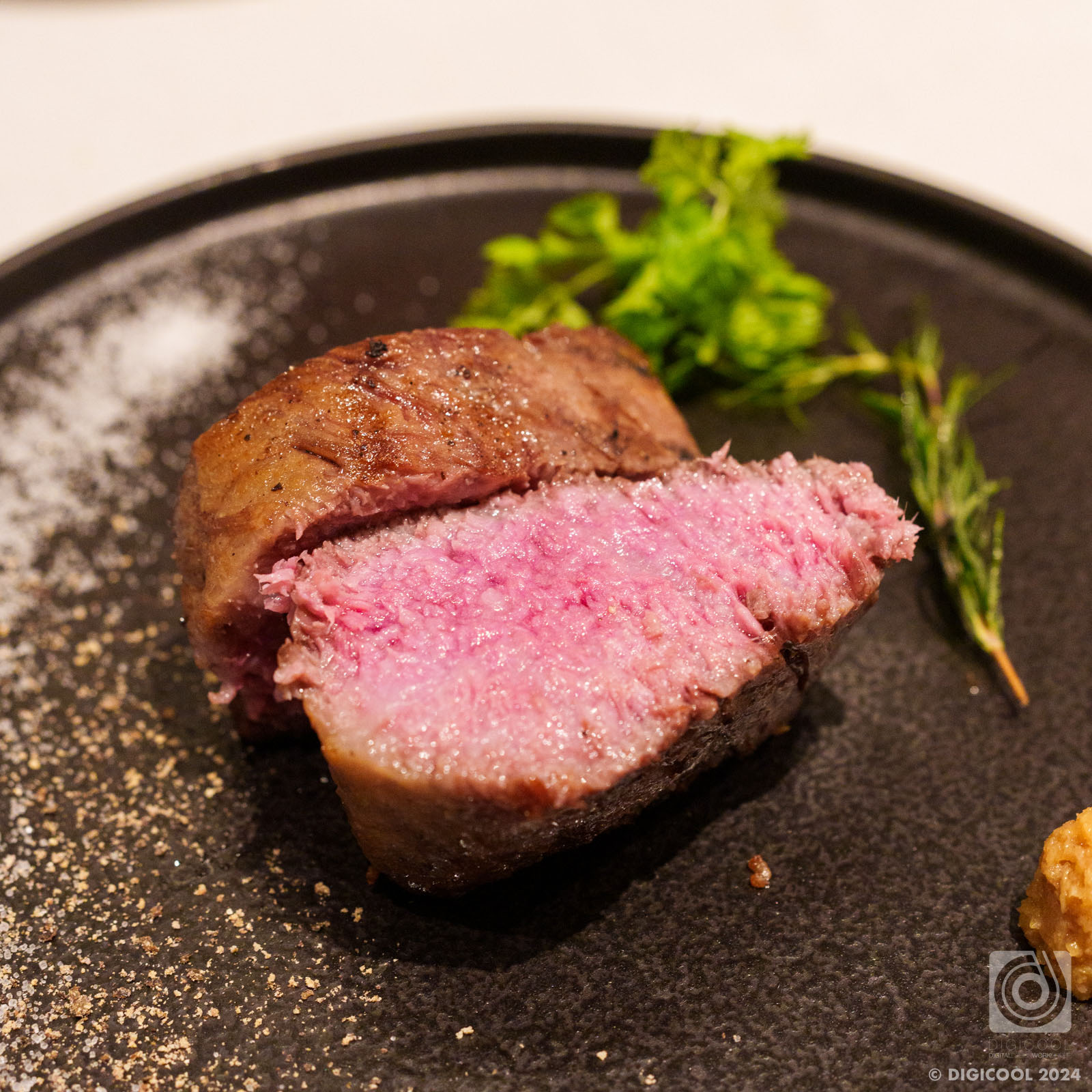 沖縄県 宮古島市・やっぱりここは別格な美味しさ。「ダグズ・グリル」で多良間牛ステーキを堪能する。