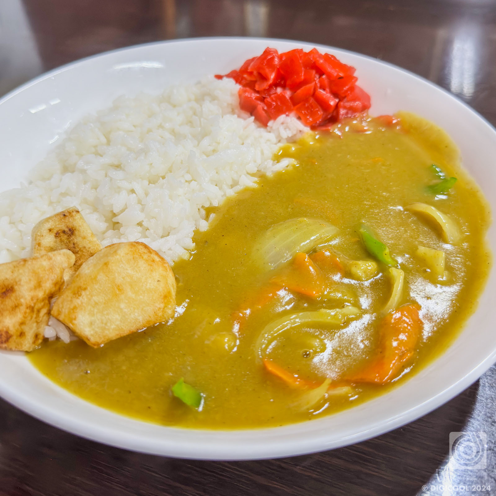 沖縄県 沖縄市・泡瀬の「ステーキハウスOK」でも昔ながらの黄色いライスカレーが食べられますよ。