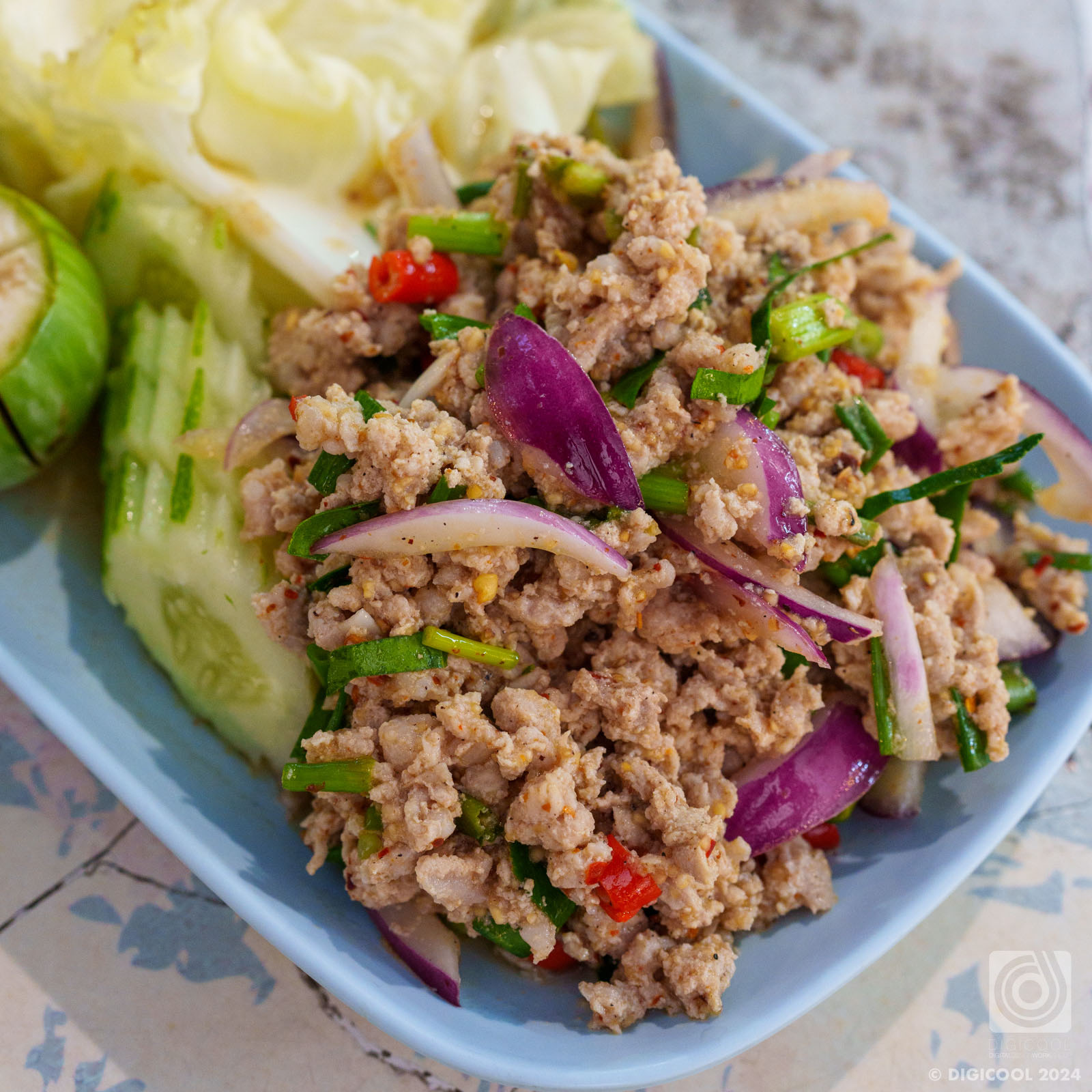 タイ バンコク・今日もWマーケットで晩ごはん。「Thai Food」のラープとビールで晩ごはん。