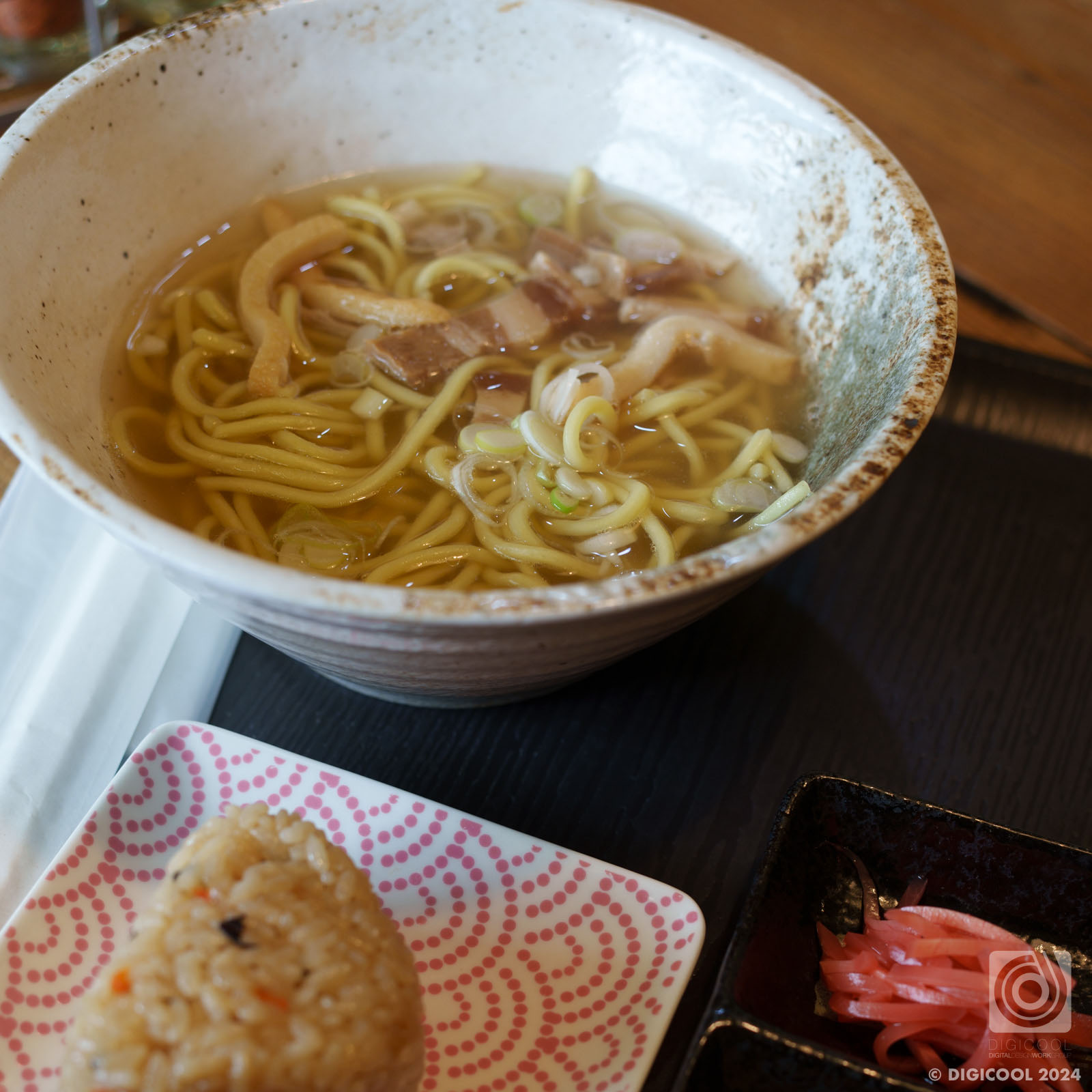 沖縄県 石垣市・緑に囲まれたテラスが気持ちいい「麺処＆カフェ トリコ食堂」でスッキリ優しい八重山そばを食べてみました。