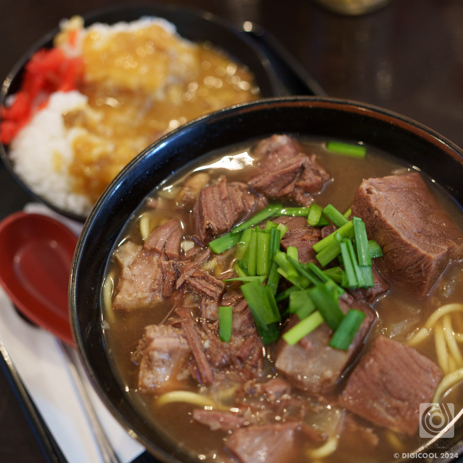 沖縄県 石垣市・超人気店で行列ができていても行く価値あり！「あらかわ食堂」の濃厚な牛そばが美味いんです。