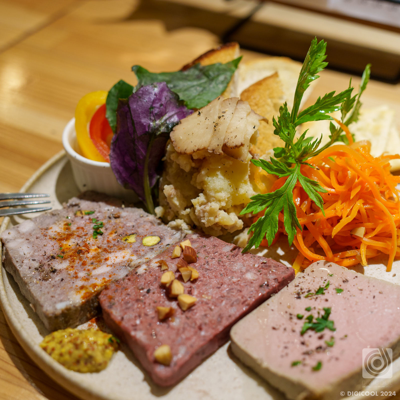 沖縄県 沖縄市・コザ飲みというにはちょっと遠いけど･･･酒も食事も美味しい「炭ト飯 晩餐」が良かった。