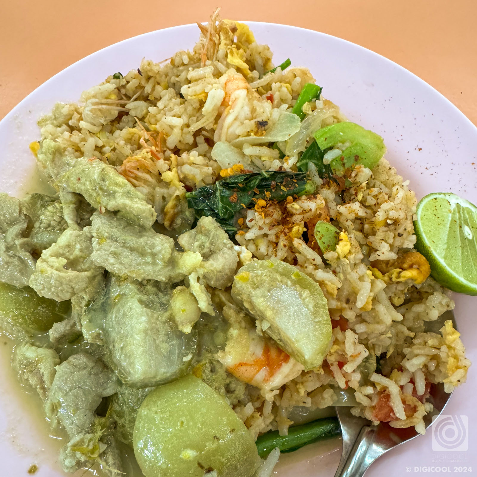 タイ バンコク・オンヌット市場のフードコートで食べたエビチャーハンとグリーンカレーが美味かった♪