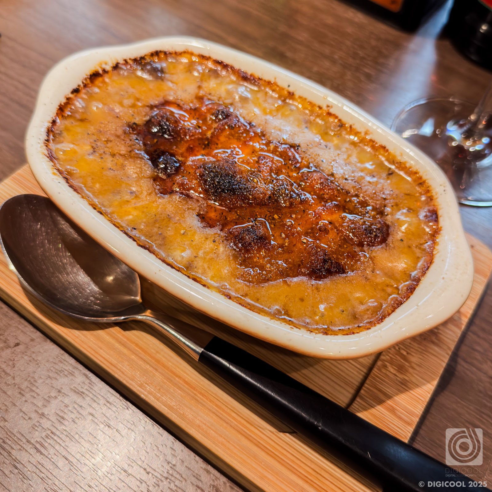 三重県 桑名市・駅前商店街で見つけた居心地抜群の「Bistro DELTA」の絶品グラタンで〆ワインをいただきました。