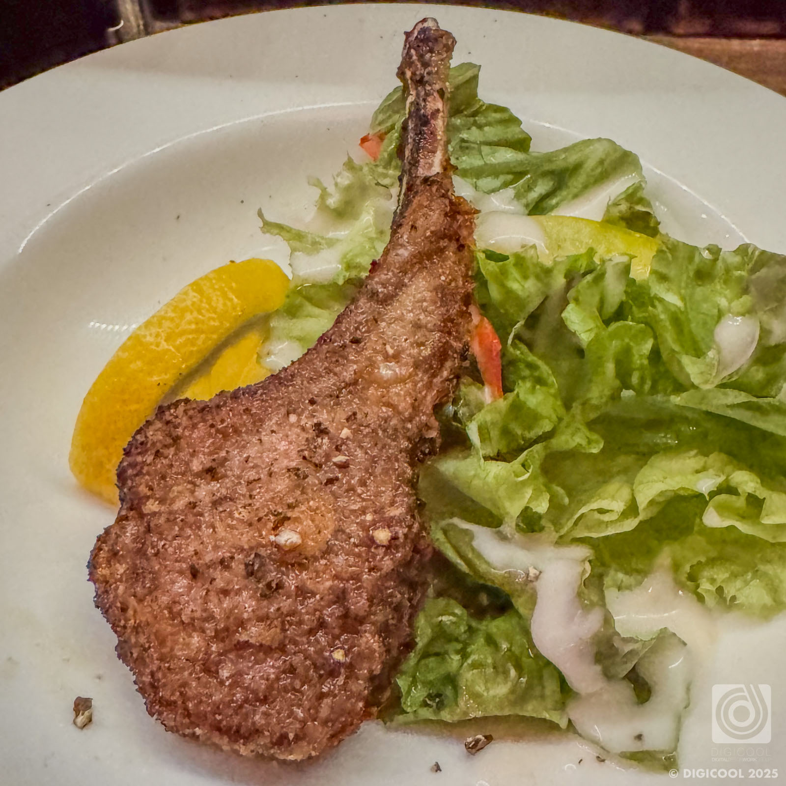 三重県 桑名市・三重県唯一のラム肉専門店「Rvambi」でラムチョップをつまみにちょっと一杯。