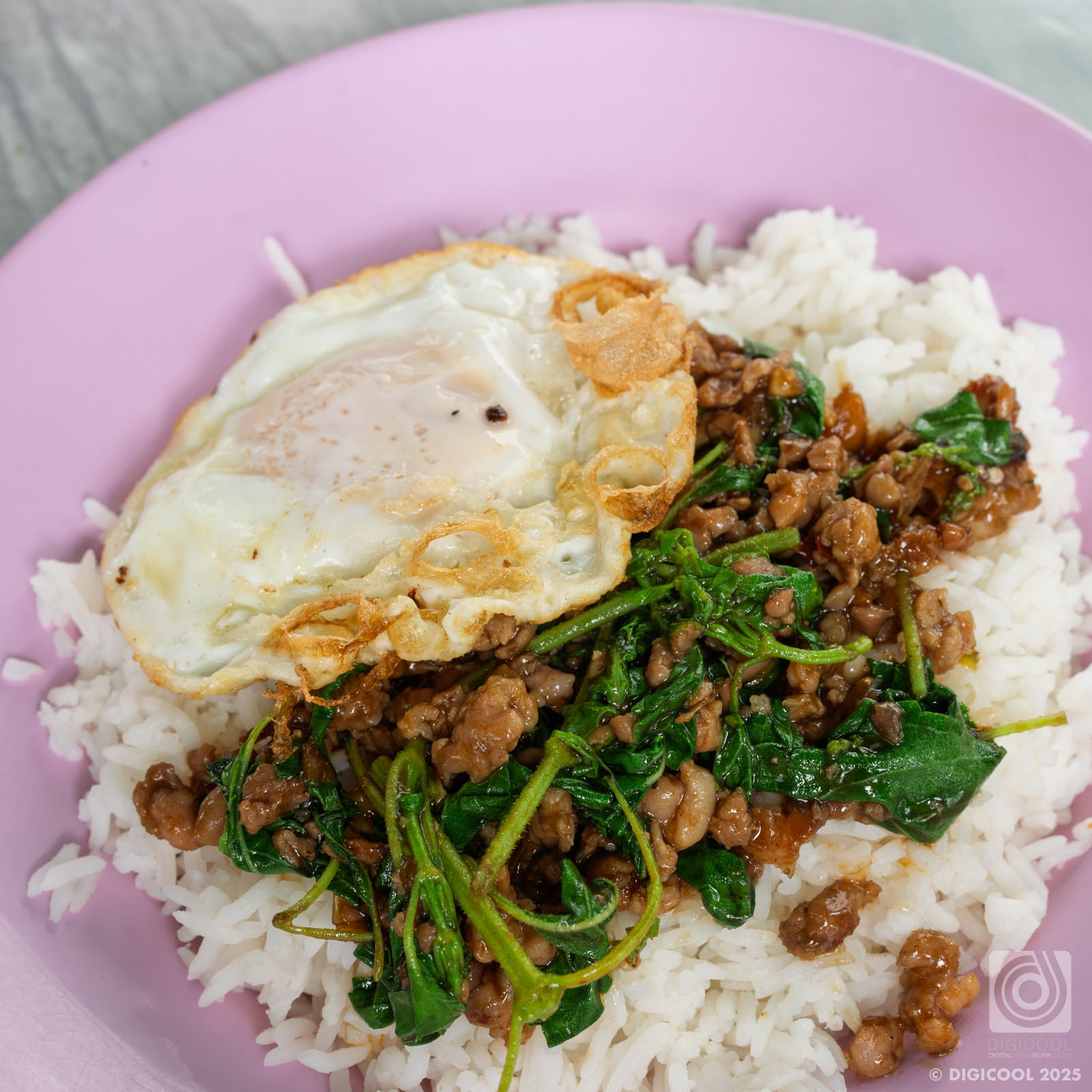 タイ バンコク・小さな屋台なのに人気店！「ノーイおばさんのガパオライス」のシンプルなガパオが美味かった。