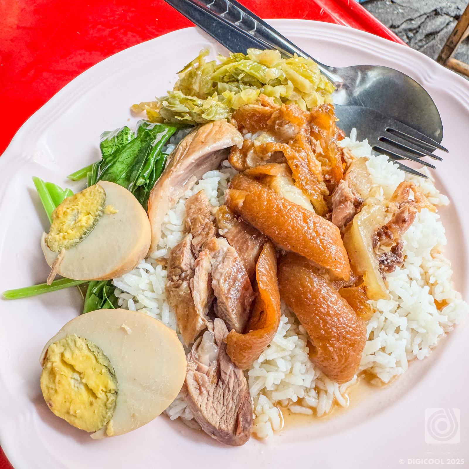 タイ バンコク・ひとりランチはホテル近くの路地にあった「カオカームー・スクンビット8」で豚足煮込飯。