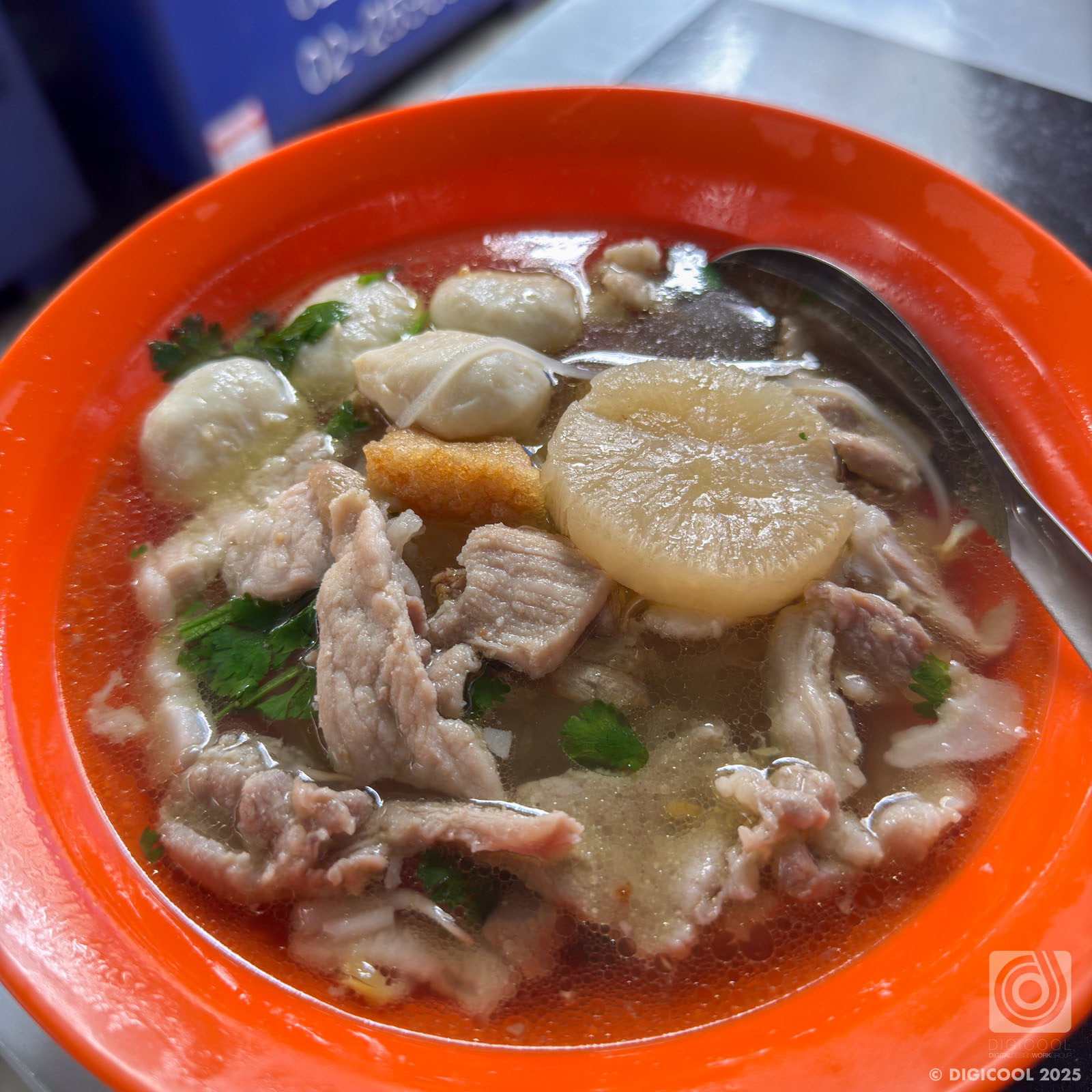 タイ バンコク・ホテルの駐車場にあった看板のない食堂でスッキリ滋味深いクイッティアオを食べてみた。