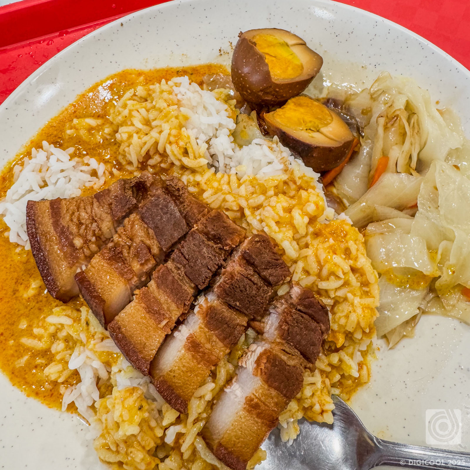 シンガポール ウッドランズ・24時間営業のローカルレストラン「EAT.」で海南風カレーというのを食べてみました。