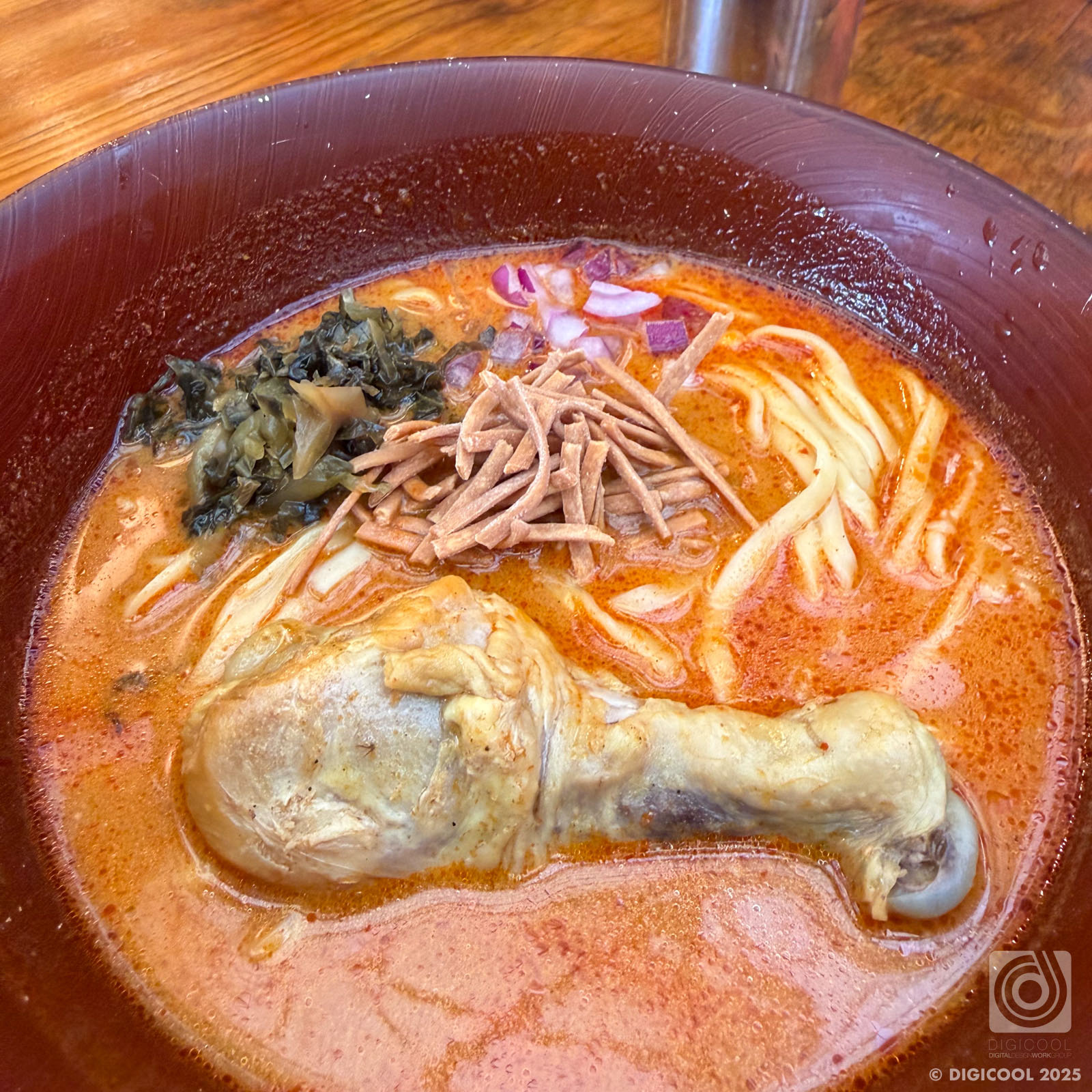 沖縄県 那覇市・市場商店街の「パーラーカオソーイ」で超本格的なカオソーイ・ガイを食べてきました。