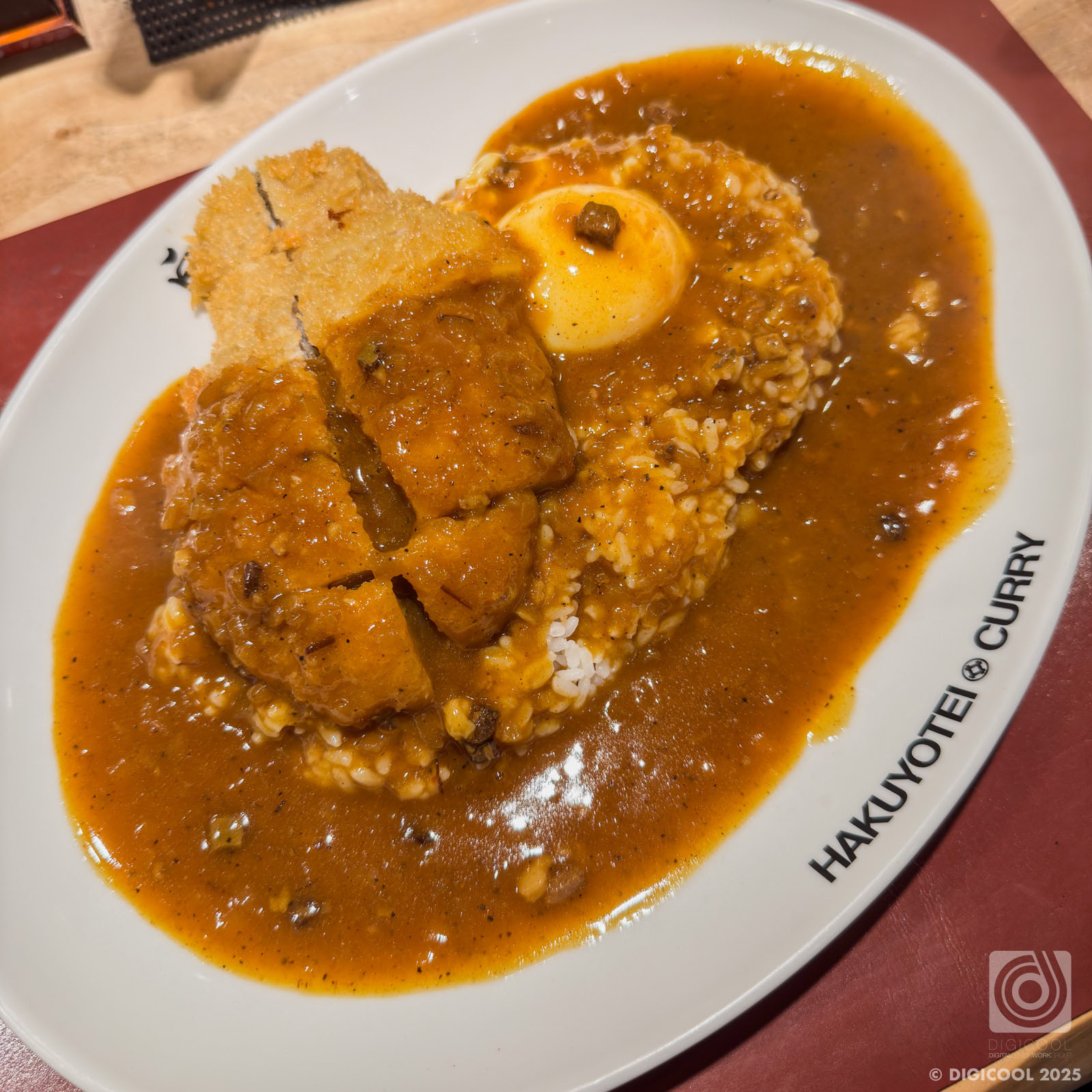 東京都 千代田区・甘いのに辛いクセになるカレー。「旨辛カレー専門店 白洋亭」でとんかつ温玉カレー食べたよ。