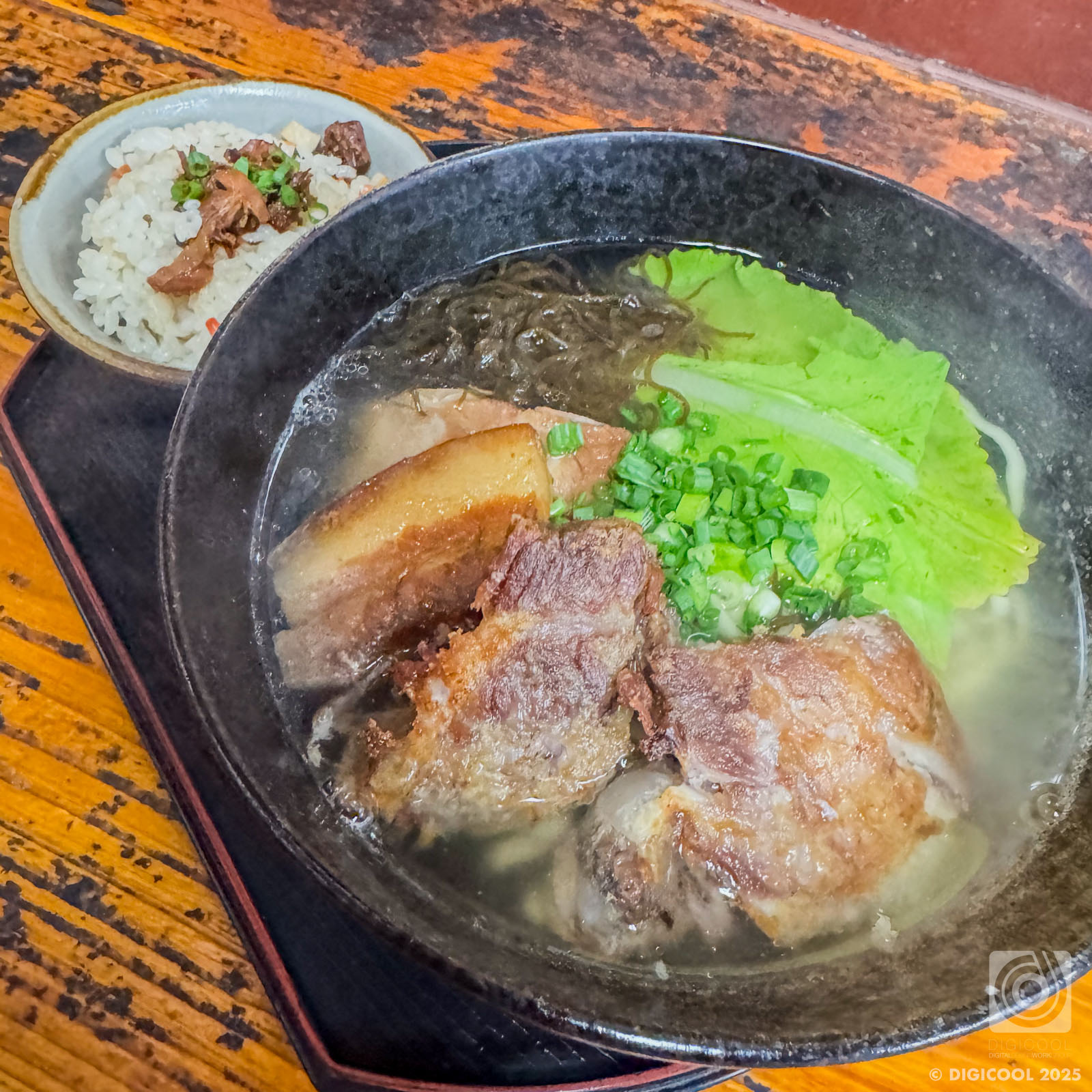 沖縄県 名護市・並んででも食べる価値あり！？「幸ちゃんそば」で肉満載の沖縄そばを食べてきたよ。