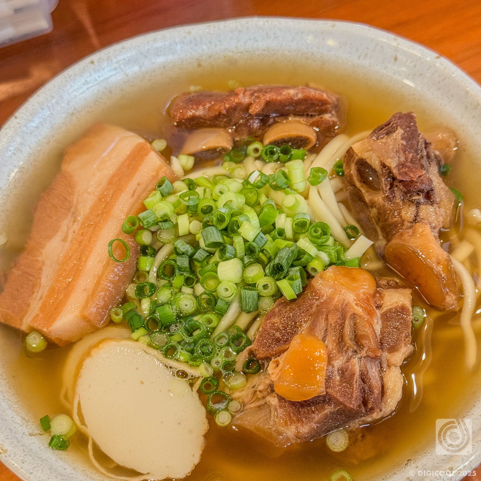 沖縄県 宜野湾市・沖縄そば王者の味は健在！「そば処 根夢 伊佐店」で肉モリモリなミックスそばを食べたよ。