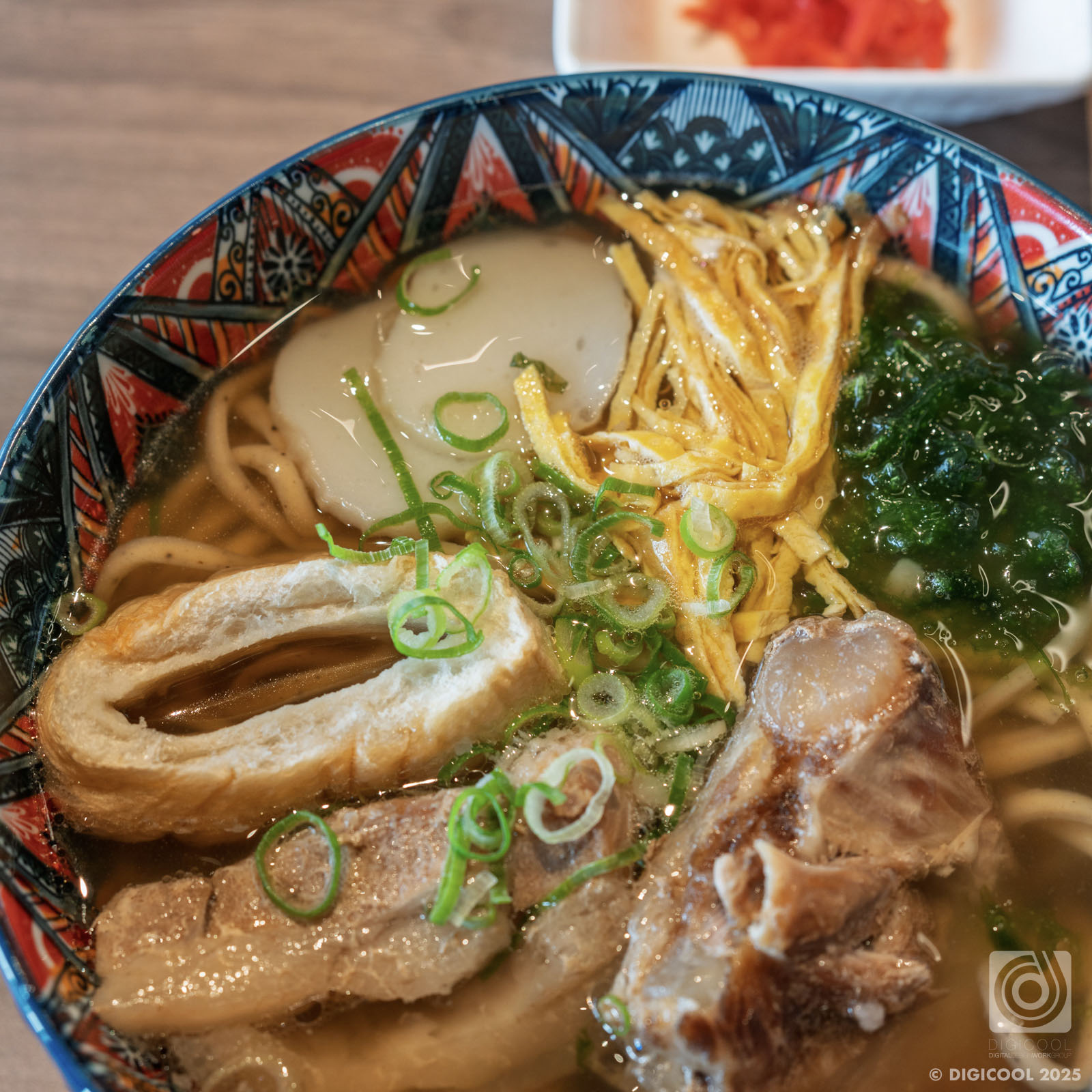 沖縄県 豊見城市・赤瓦の古民家そば屋「イツモ月夜ニ。」の魚粉入り生麺“月夜そば”が新しい！