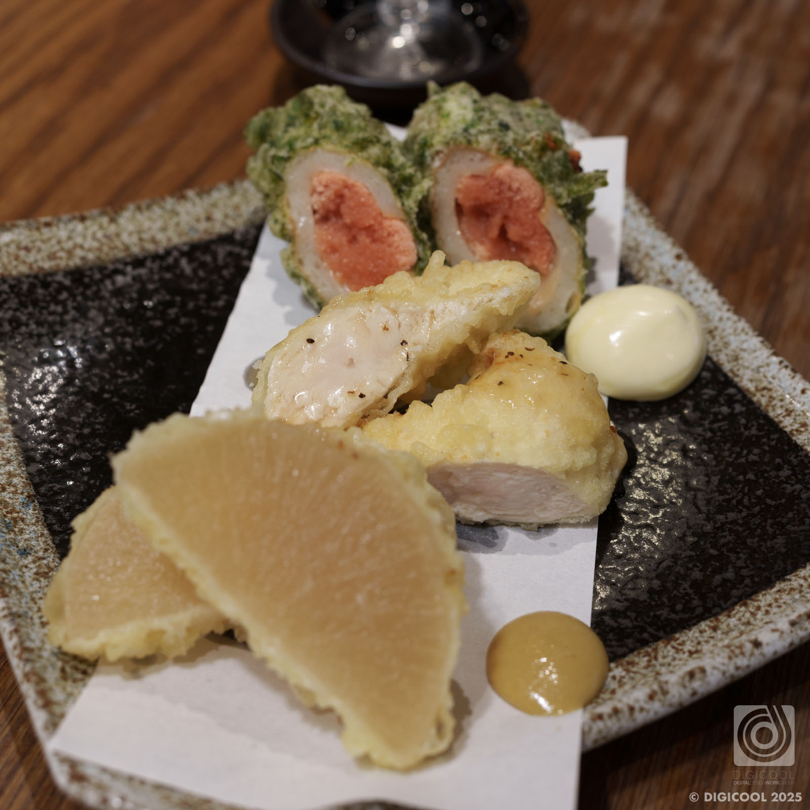 福岡県 福岡市・お通しが“本格カレー”！？「スタンド◎まるに」の揚げたて天ぷらと日本酒でしあわせ立ち呑みタイム。