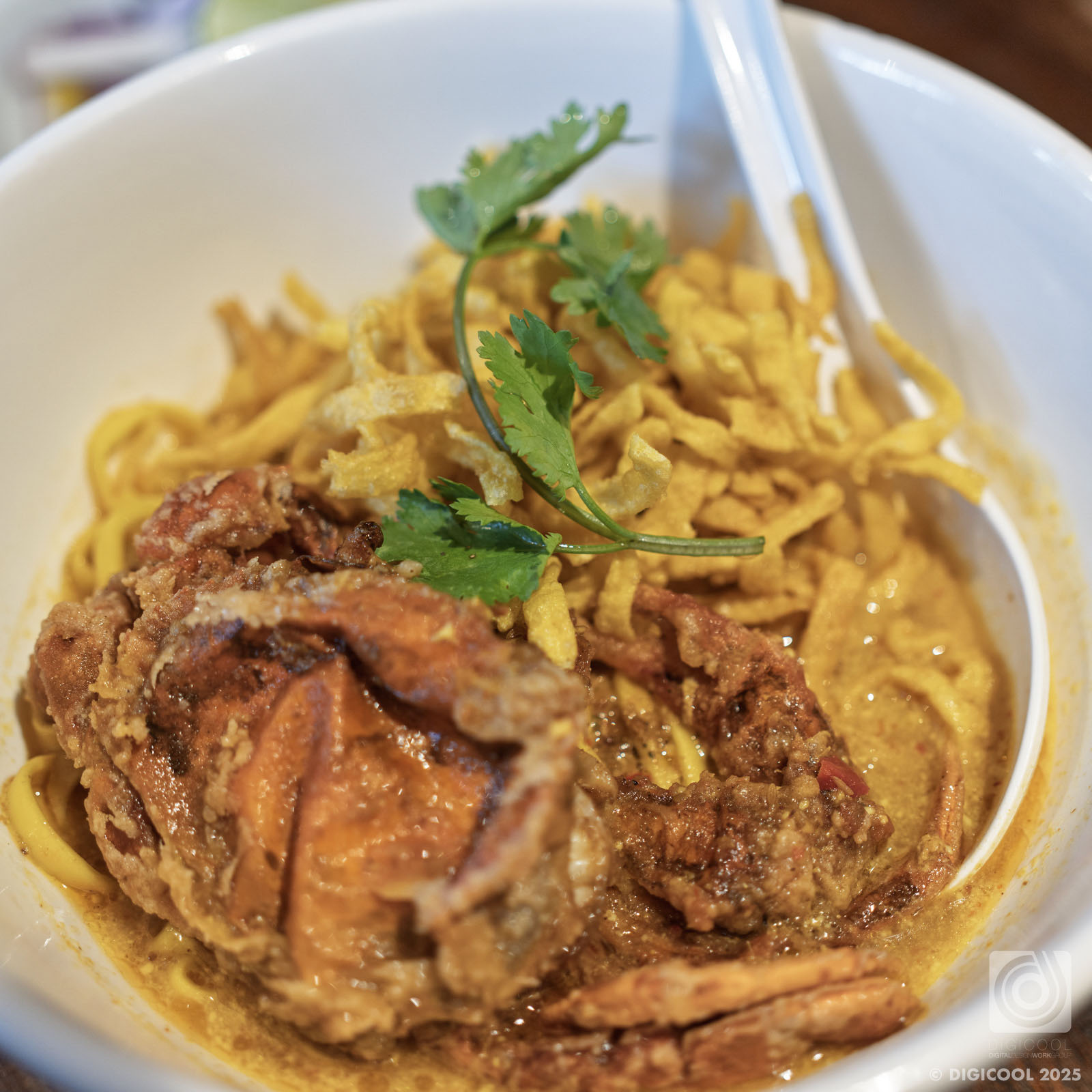 タイ チェンマイ・チャンマイ名物の人気店「カオソーイ ニマン」でカニ入りカオソーイを食べてみた。