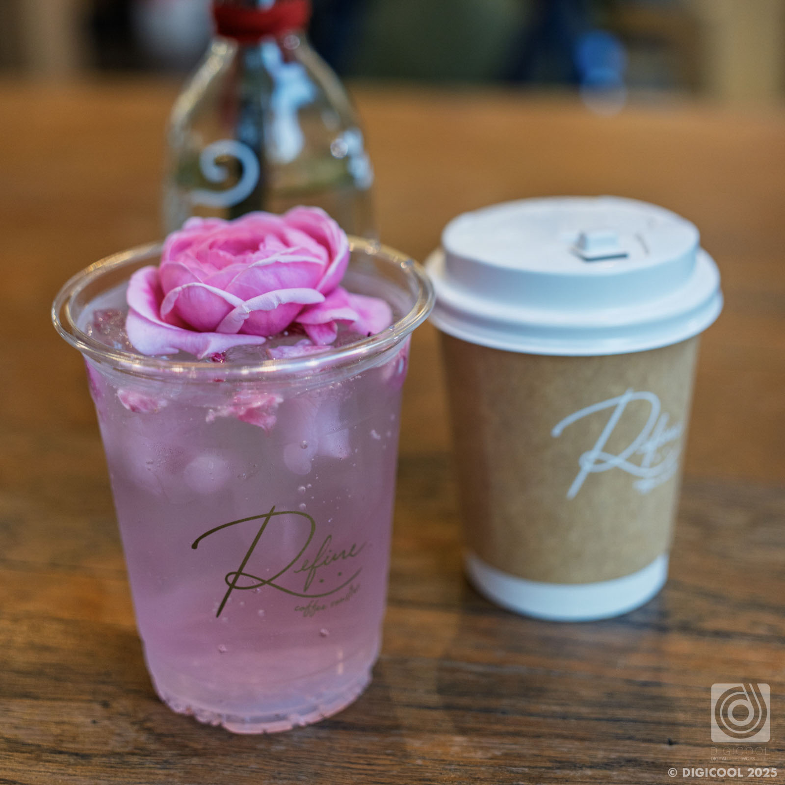 タイ チェンマイ・TDDCにある「Refine Coffee Roaster」でバラの香りのソーダで休憩。