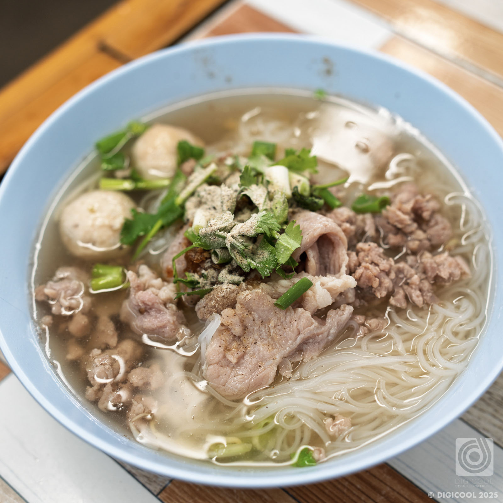 タイ チェンマイ・青果市場の中にあった看板のない食堂で食べたクイッティアオが激ウマだった！