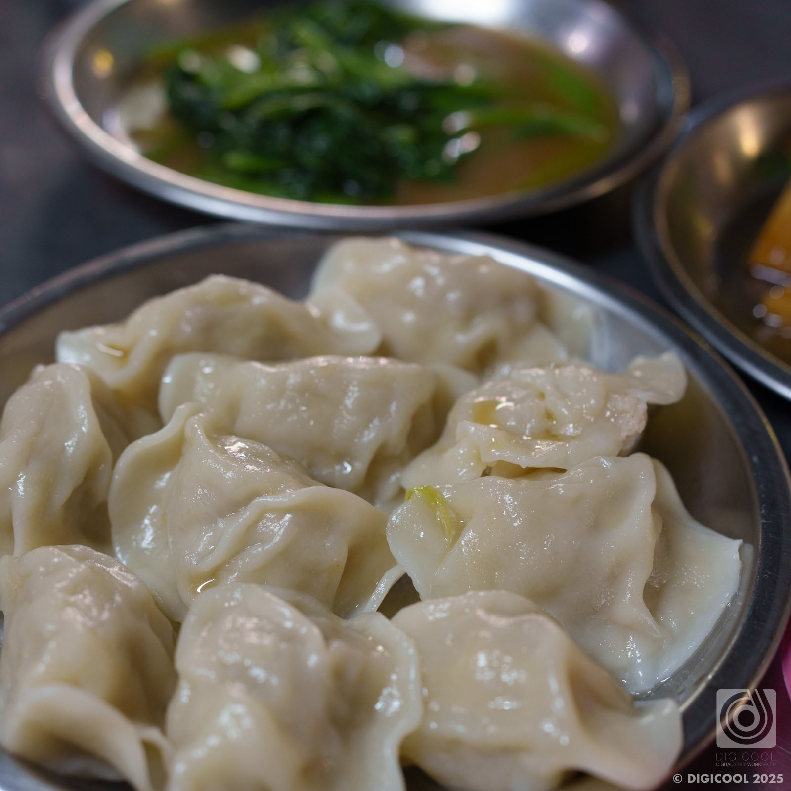 台湾 台北市・正月の夜に雙城街夜市の「餃子有廖」でぷりぷり水餃子と台灣啤酒。