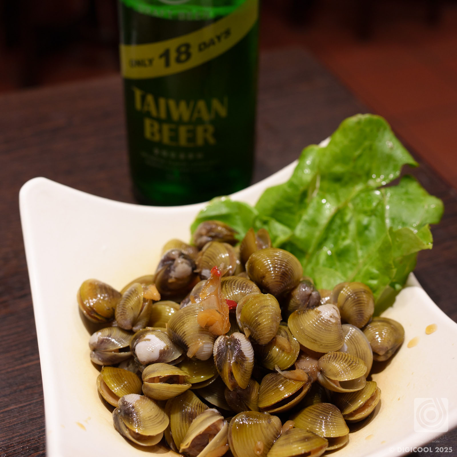 台湾 台北市・ネオンが派手な「中央市場生猛海鮮」で大好きなシジミの醤油漬けと18天ビールで一杯。