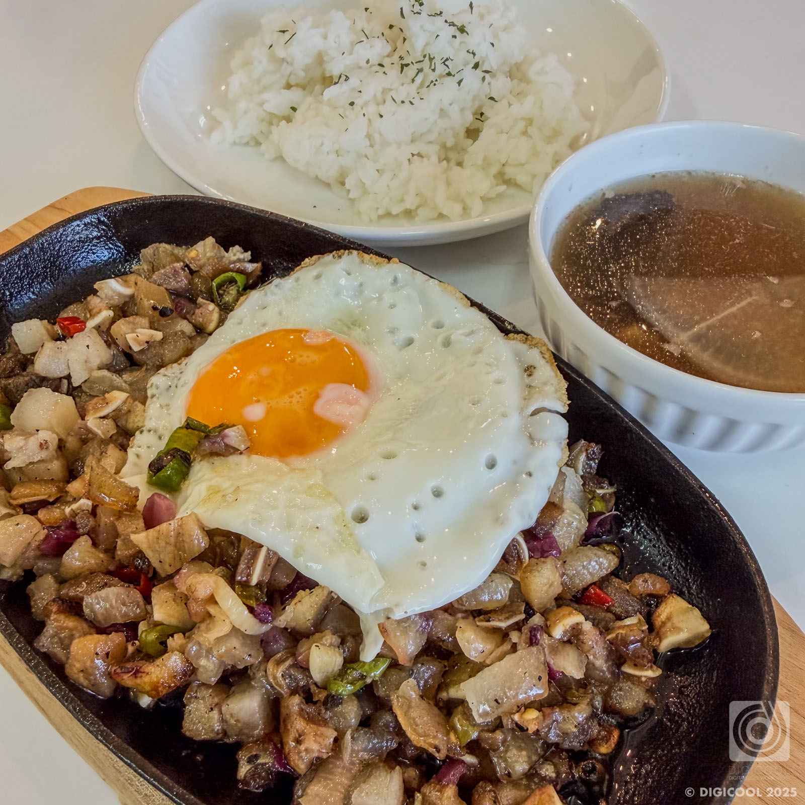 沖縄県 沖縄市・ちょっとクセありで美味い！？フィリピン料理専門店「3 Tita's Kitchen」でシシグを食べてきた。